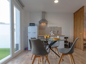 Refrigerador, microondas y cafetera y tetera 