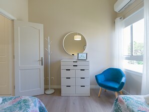 Caja fuerte, tabla de planchar con plancha, wifi gratis y ropa de cama