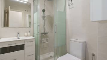 Een douche, een haardroger, handdoeken
