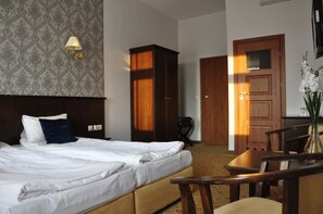 Habitación urbana con 1 cama matrimonial o 2 individuales | Espacio para trabajar con laptop y tabla de planchar con plancha