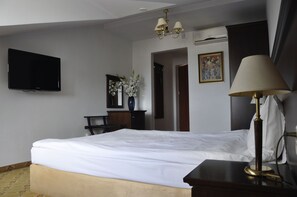 Habitación doble urbana | Área de sala de estar | Impresora