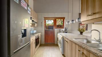 Superior Villa | Private kitchen | Fridge, microwave, toaster, cookware/dishes/utensils