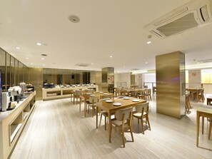 A modern dining area with multiple tables and chairs, a buffet counter, and a large mirror. - Ji Hotel (Shanghai)
