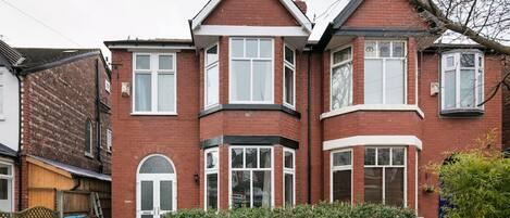 Vista frontal de la propiedad