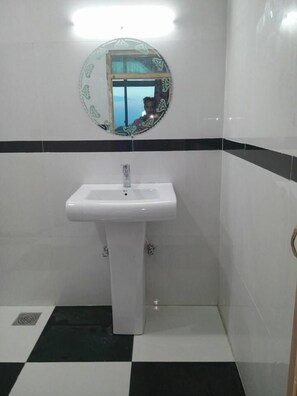 Bathroom sink - Himala Guest House (Murree)