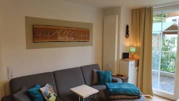 Een televisie, boeken en een stereo