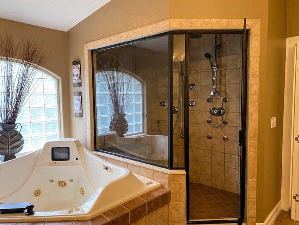 Combined shower/bathtub, jetted bath, hair dryer, towels