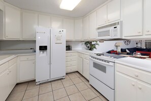 Fridge, microwave, oven, coffee/tea maker - Pet Friendly duplex in the heart of the Village! (Saint Simons Island)