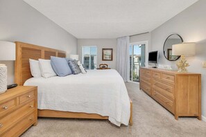 2 bedrooms, iron/ironing board, free WiFi, bed sheets - Spacious and Beachfront Condominium (Saint Simons Island)