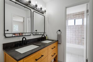 Ensemble douche/baignoire, serviettes fournies