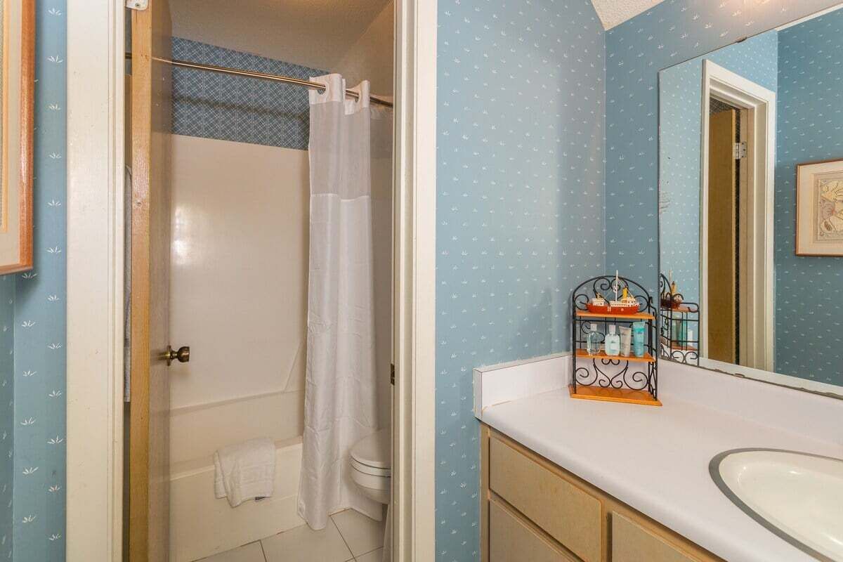 Une salle de bain avec une douche, des toilettes et un lavabo.