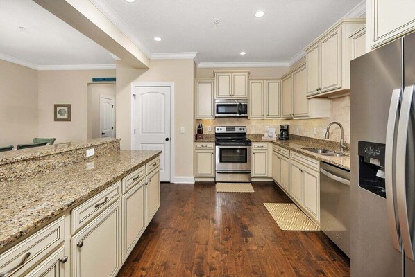 Réfrigérateur, four à micro-ondes, un four, surface de cuisson