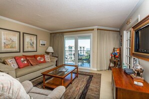 TV - Steps from the Beach! Oceanfront Condo (Saint Simons Island)