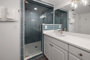 Shower, towels - Oceanfront Condominium with Great Amenities (Saint Simons Island)