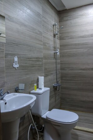 Shower, bidet, towels, soap - Twins Downtown Hotel (Amman)
