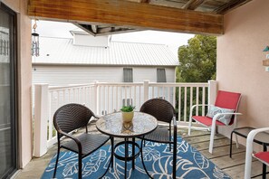Terrace/patio - Oceanfront Condominium with Balcony, Pool and Boar (St. Simons Island)