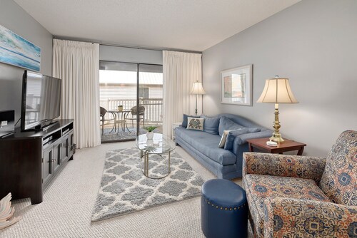 Oceanfront Condominium with Balcony, Pool and Boar