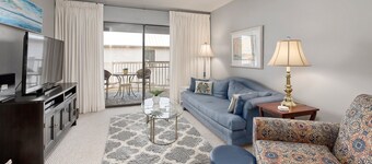Oceanfront Condominium with Balcony, Pool and Boar