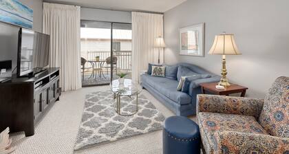 Oceanfront Condominium with Balcony, Pool and Boar