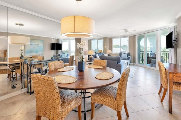 North Breakers 503 - Dining room open to living room