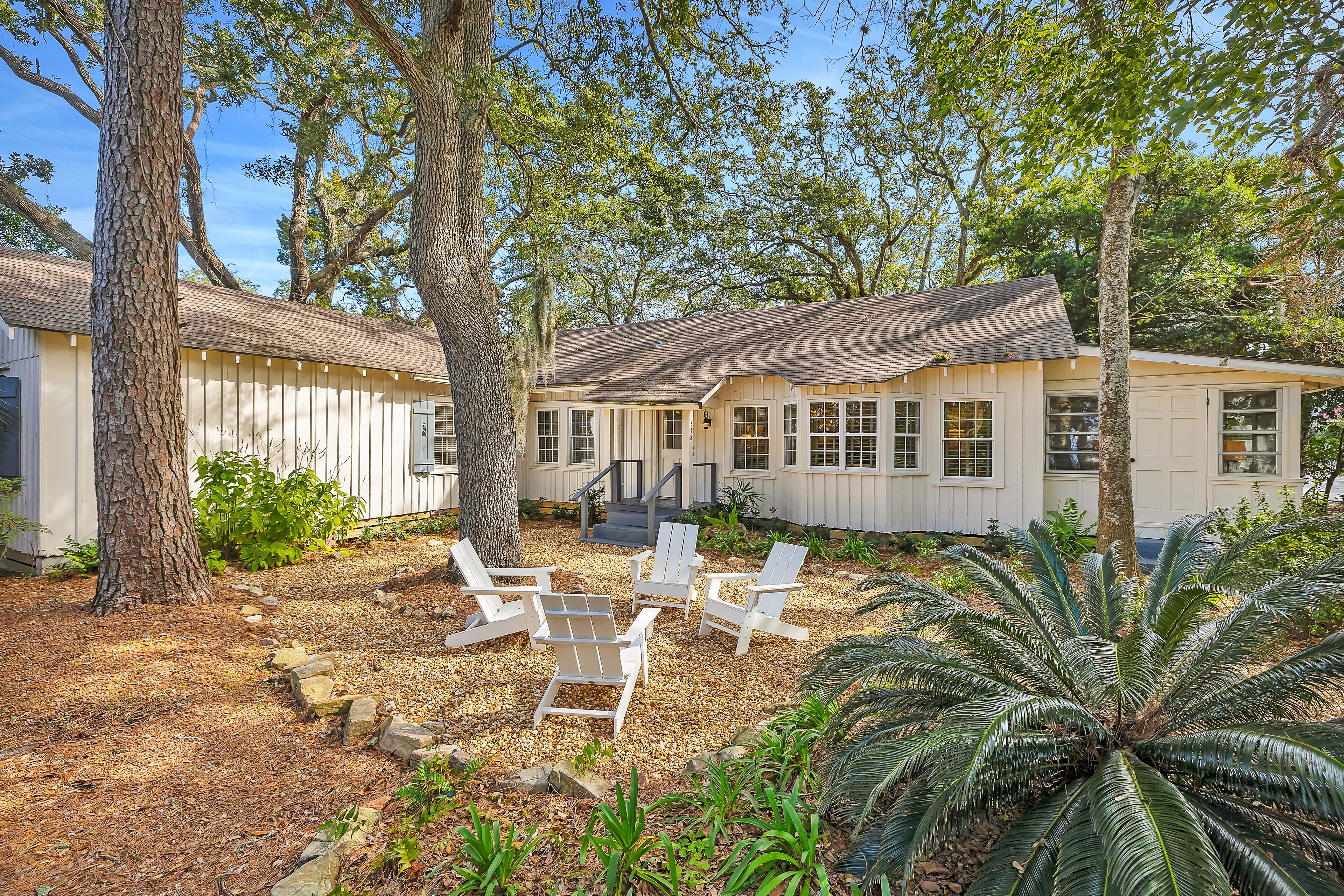 Classic Beach Cottage. Steps from Beach Access and Ocean, adjacent to the King & Prince Hotel.