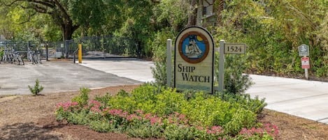 A private property sign with a ship illustration and the number 1524.