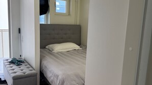 A bedroom with a bed, a window, and a bench. - Room King siz Bed 5 Min Train Arlanda 17 min (Knivsta)