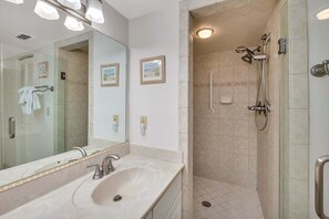 Douche, serviettes fournies