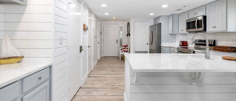 Kjøleskap, mikrobølgeovn, ovn og kokeplater