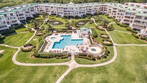Un hôtel à étages, doté d’une piscine centrale et de jardins bien entretenus.