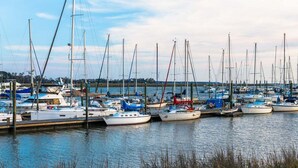 A marina with multiple sailboats docked at wooden piers. - Oceanfront Condominium with Balcony, Pool and Boar (Saint Simons Island)