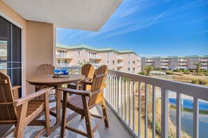 Outdoor dining - Oceanfront Condo with Room for Family and Friends! (Saint Simons Island)