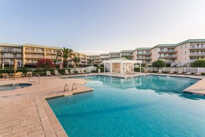 A heated pool - Oceanfront Condo with Room for Family and Friends! (Saint Simons Island)
