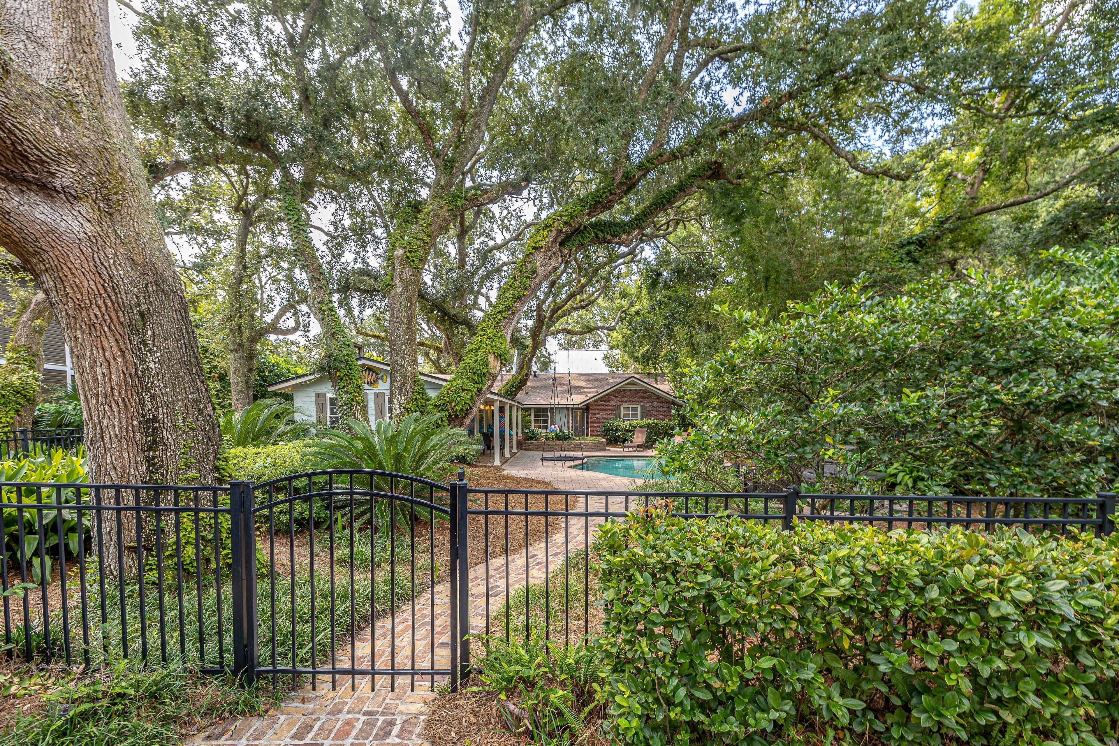 Delightful Pet Friendly Cottage in East Beach Neighborhood with Swimming Pool