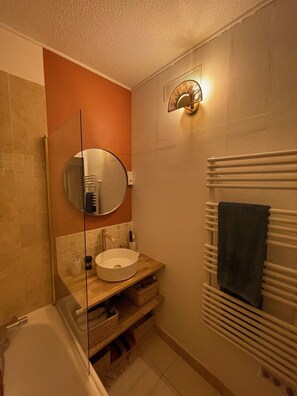 Badewanne, Haartrockner, Handtücher