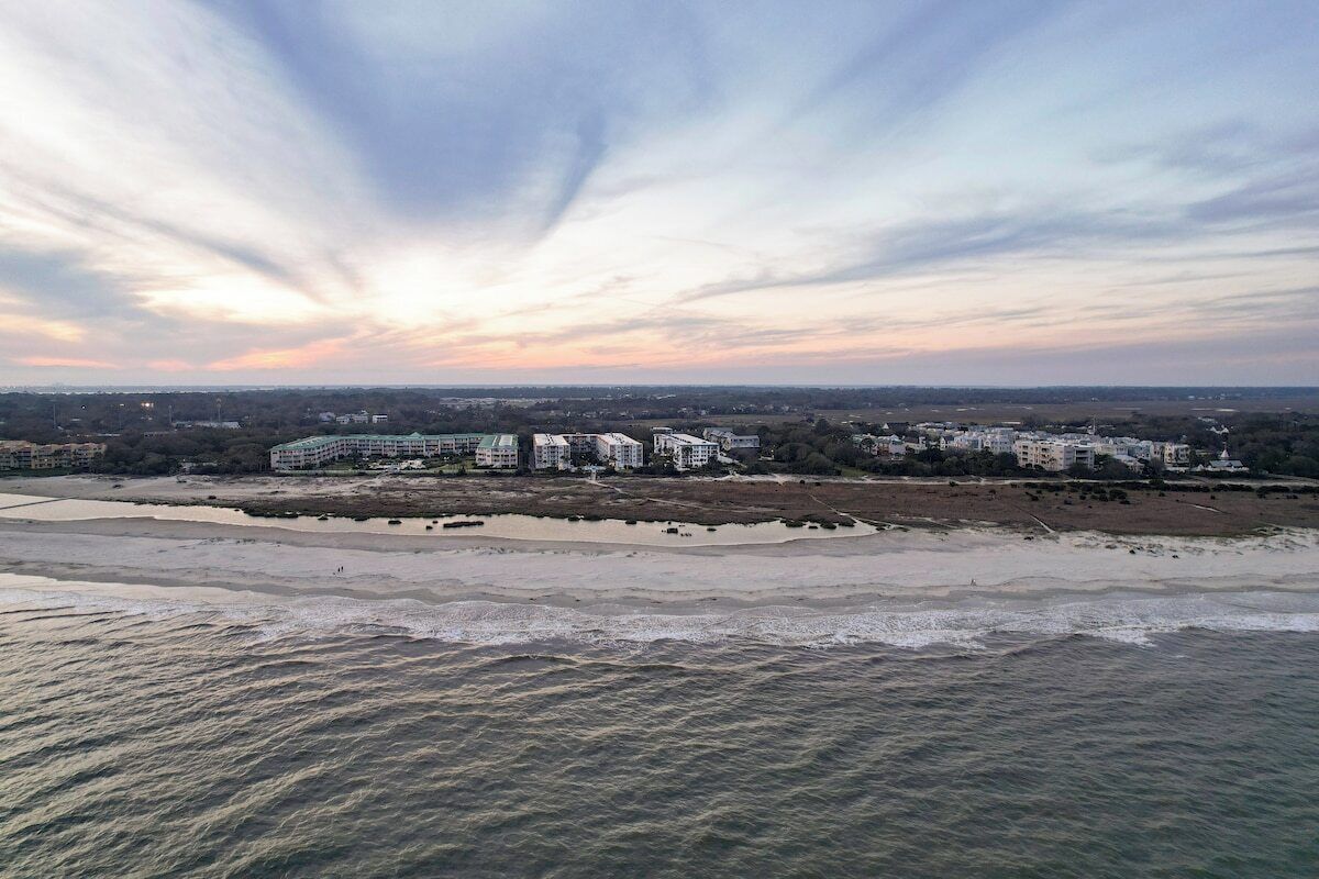 Eine Küstenstadt mit Gebäuden entlang der Uferlinie, einem Strand und Blick auf das Meer.