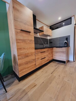 Een koelkast, een microgolfoven, een oven, een kookplaat