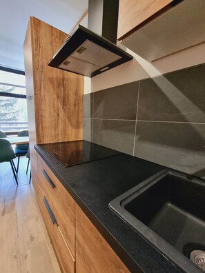 Een koelkast, een microgolfoven, een oven, een kookplaat