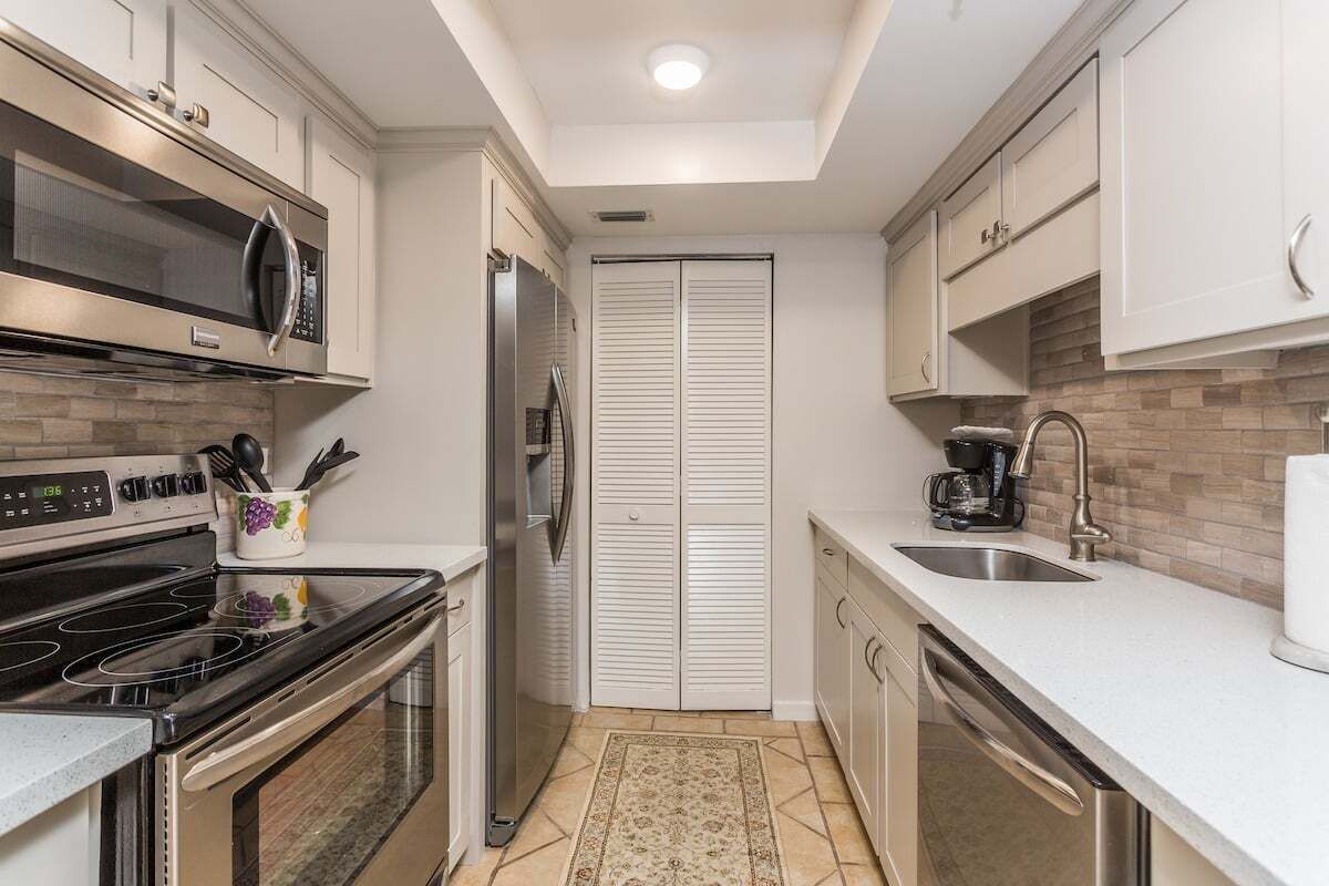 Kühlschrank, Mikrowelle, Ofen, Herdplatte