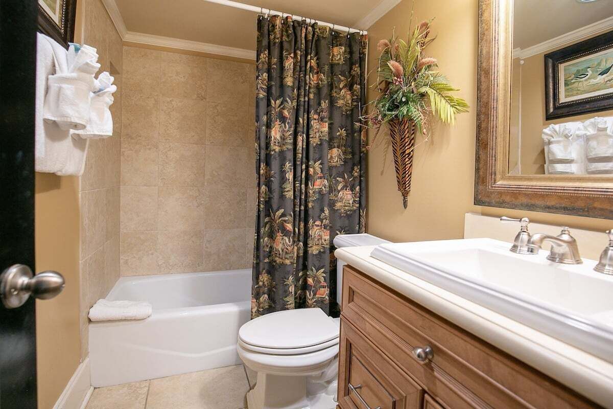 Beach Club 113 - Guest Bathroom