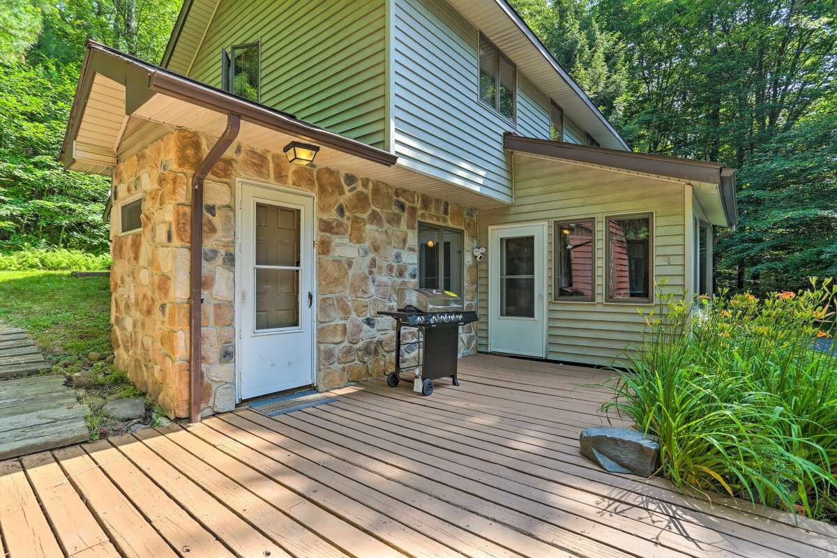 NEW! Secluded Pocono Lake Home: Fire Pit & Hot Tub