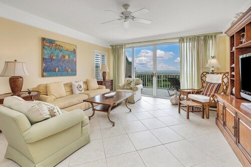Beachfront Condo, Room for Multiple Families!
