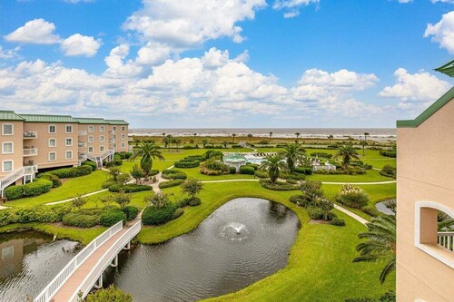 Beachfront Condo, Room for Multiple Families!
