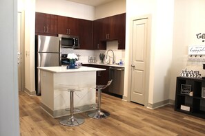 Refrigerador, microondas, horno y lavavajillas 