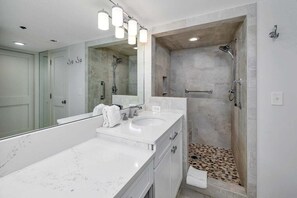 Douche, serviettes fournies