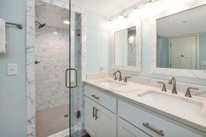 Shower, towels - Spacious, Oceanfront Condominium (Saint Simons Island)