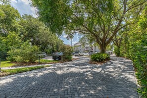 Property grounds - Bring Your Pet to The Beach! Oceanfront Condo (Saint Simons Island)