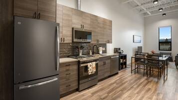 Coffee/tea maker, fridge, microwave, oven