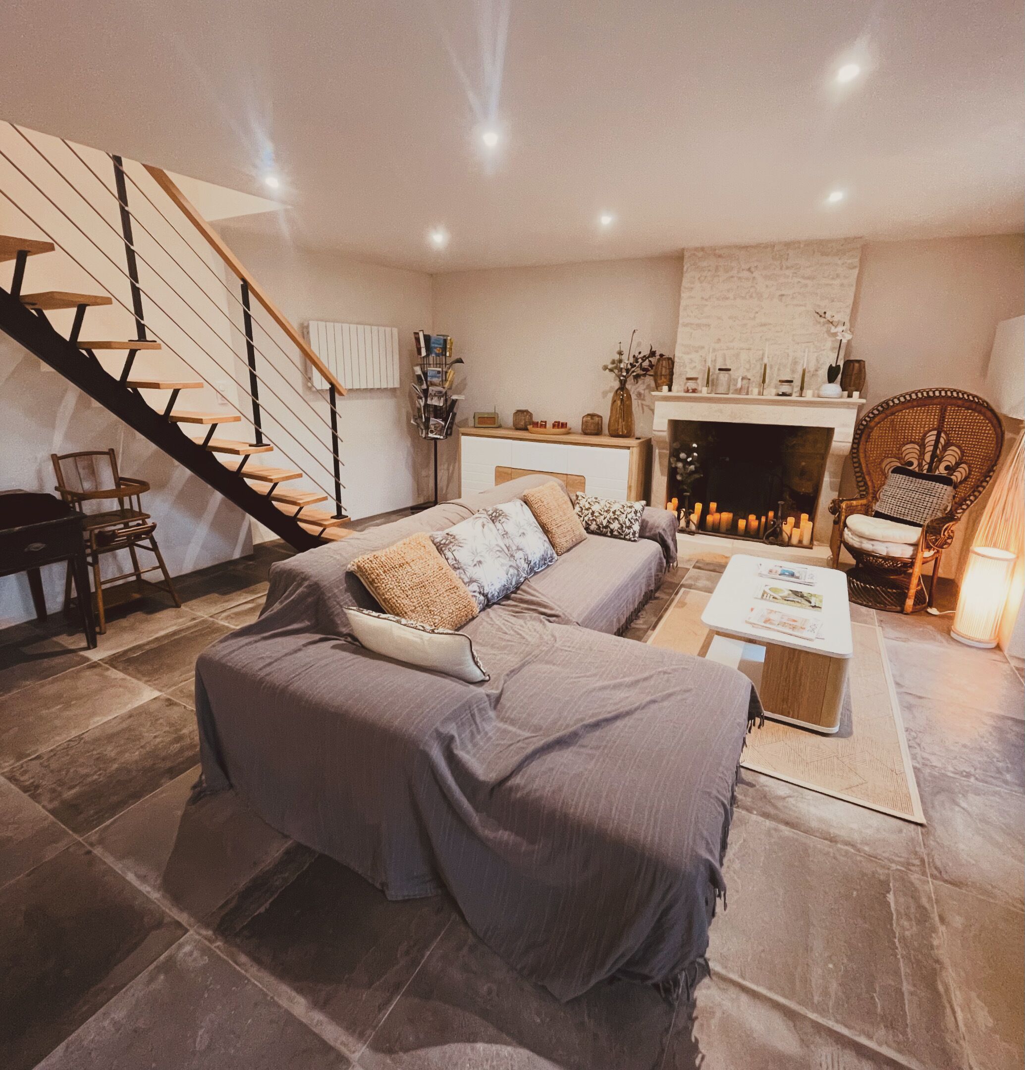 Smart-tv, pejs, bordtennisbord, bøger