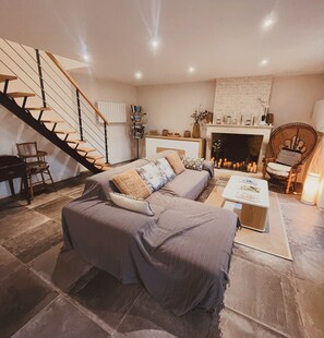 Smart-tv, een open haard, een tafeltennistafel en boeken